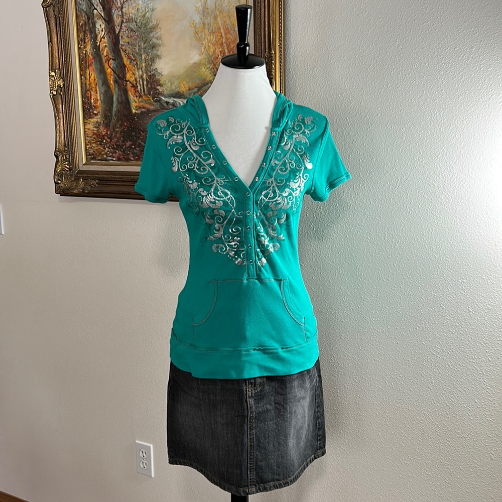 Emerald Hooded Short Sleeve, Ribbed Shirt. Kangaroo Pouch. Metallic Scrolls. Med